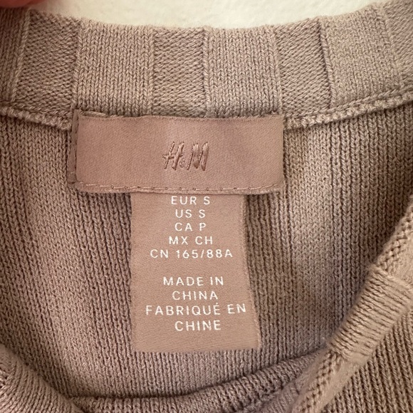 H&M tank top comfortable and very stretchy, perfect for the summer! - Picture 4 of 4